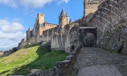 Prantsusmaal müüriga ümbritsetud Carcassonne'i linna sissepääs — foto David Kitz